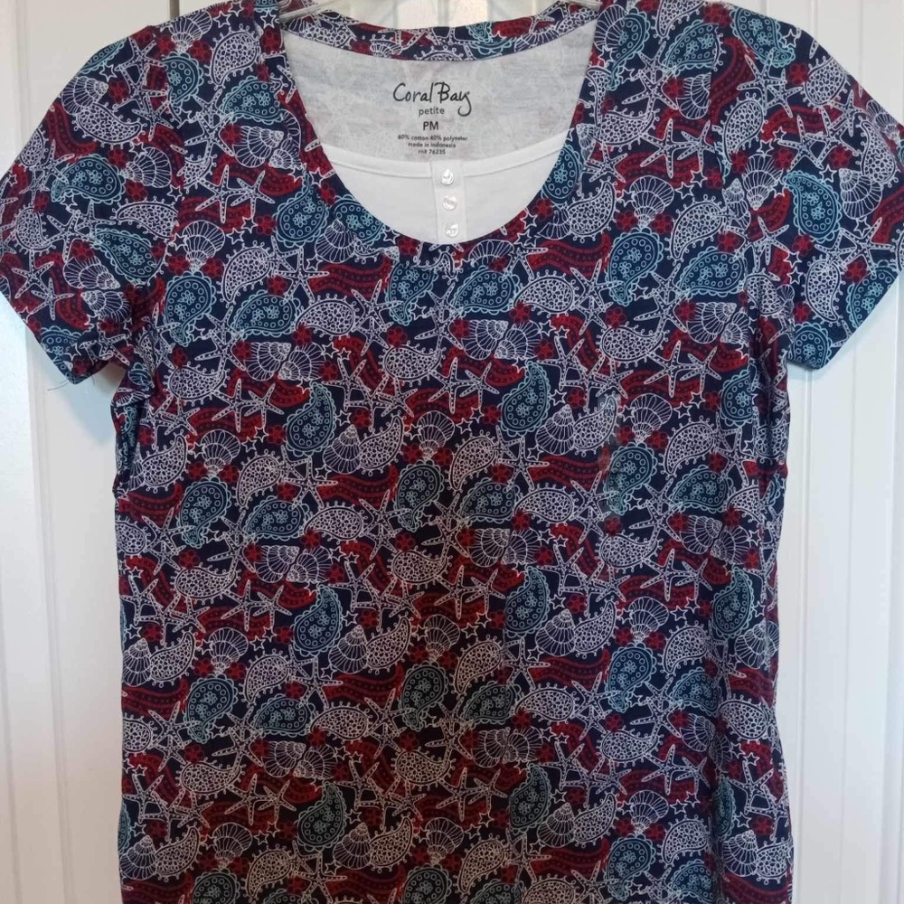 NWT Women’s Coral Bay Blue Red Paisley Top Size PETITE MEDIUM Short Sleeve